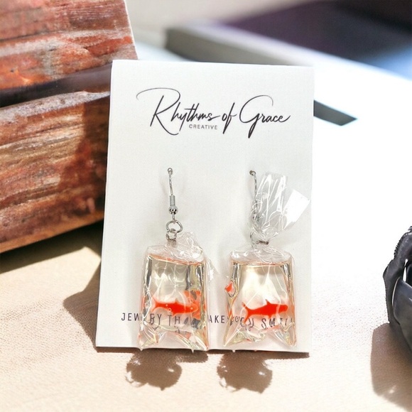 Splashy Style: NWT Goldfish-In-Bag Dangle Earrings! 🌊✨ Fair Fish Earrings - Picture 5 of 7
